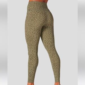 BNWT Tavi high waisted 7/8 tight color:Olive Leopard